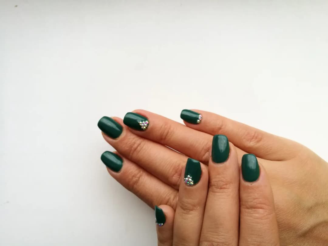 Jaki kolor paznokci do butelkowej zieleni, aby wyglądać elegancko?