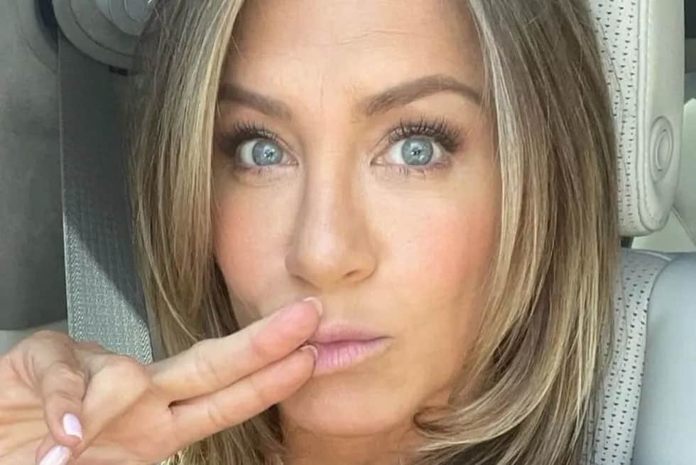 Jak zrobić fryzurę Jennifer Aniston - krok po kroku do idealnych włosów Jak zrobić fryzurę Jennifer Aniston - krok po kroku do idealnych włosów