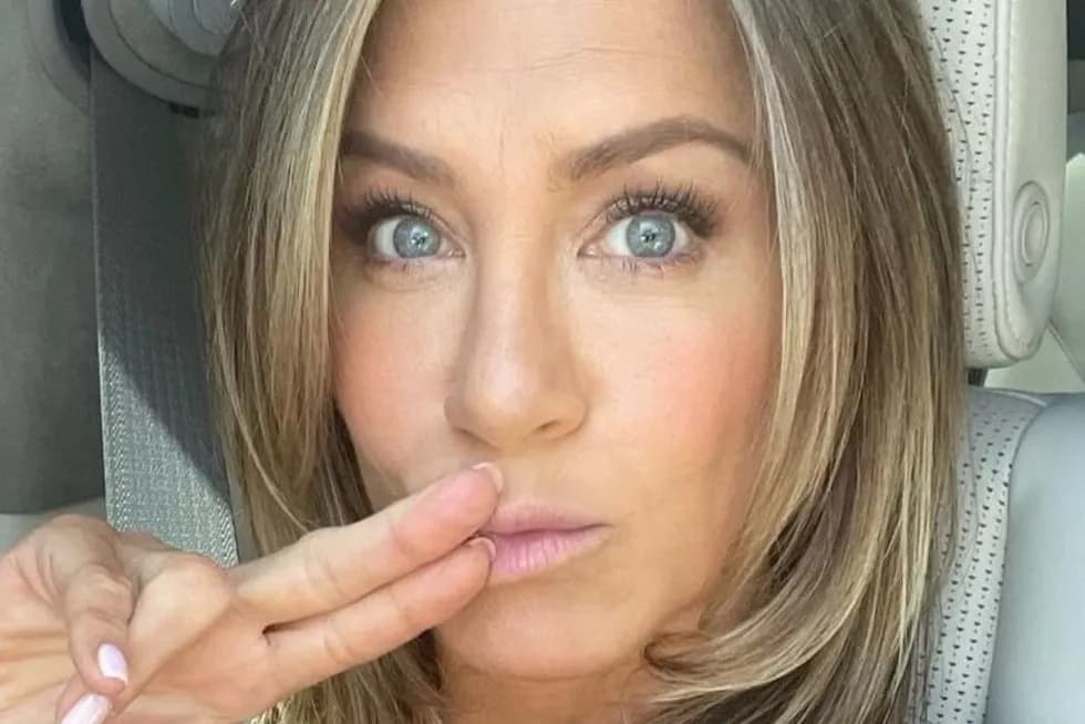 Jak zrobić fryzurę Jennifer Aniston - krok po kroku do idealnych włosów Jak zrobić fryzurę Jennifer Aniston - krok po kroku do idealnych włosów
