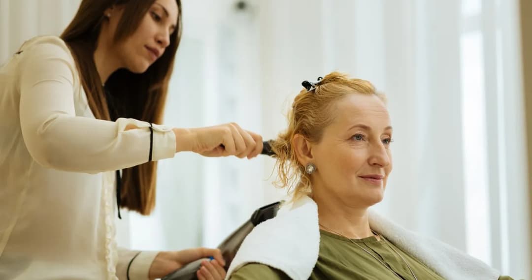 Fryzury które odmładzają po 60 – trendy cięcia dla młodszego wyglądu