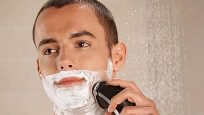 Jak się golić maszynką elektryczną, aby uniknąć podrażnień i zacięć