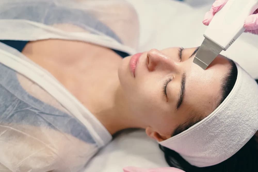 Peeling kawitacyjny ile trwa? Poznaj czas zabiegu i jego etapy