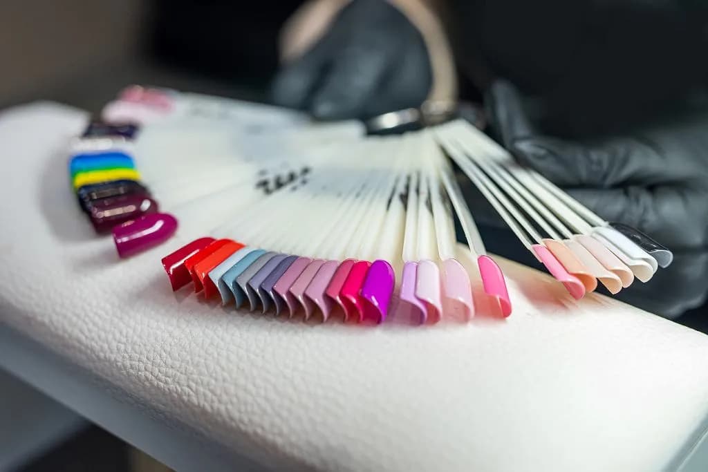 Jakie paznokcie do czarnej sukienki, aby wyglądać olśniewająco?